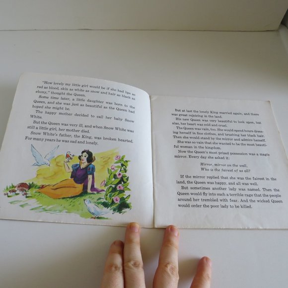DISNEY Snow White Book & Cassette Tape & USB Flash Drive with MP3 Files - Picture 2 of 9